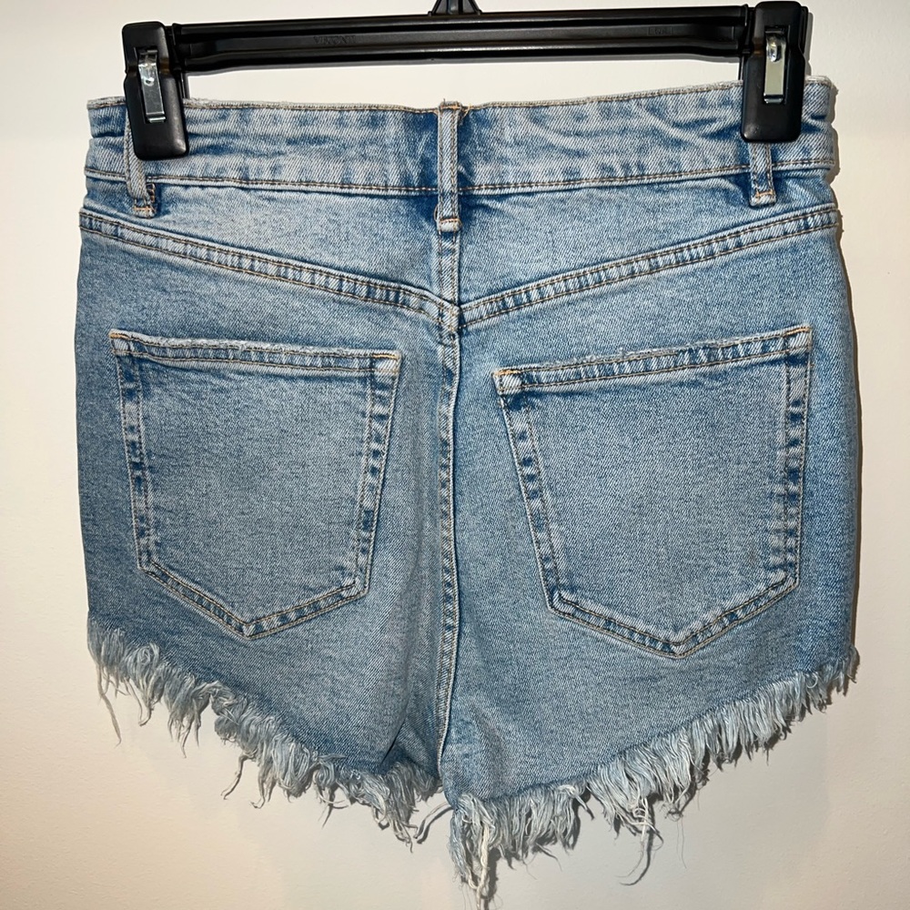 Light wash, high waisted Zara denim shorts - Picture 3 of 9